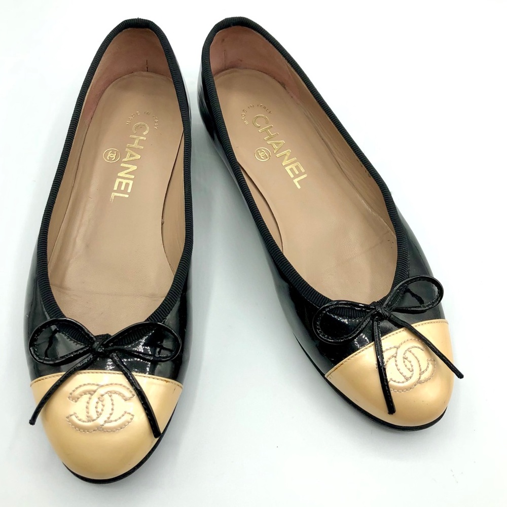 CHANEL Black and Cream Round Toe Ballerina Flats
